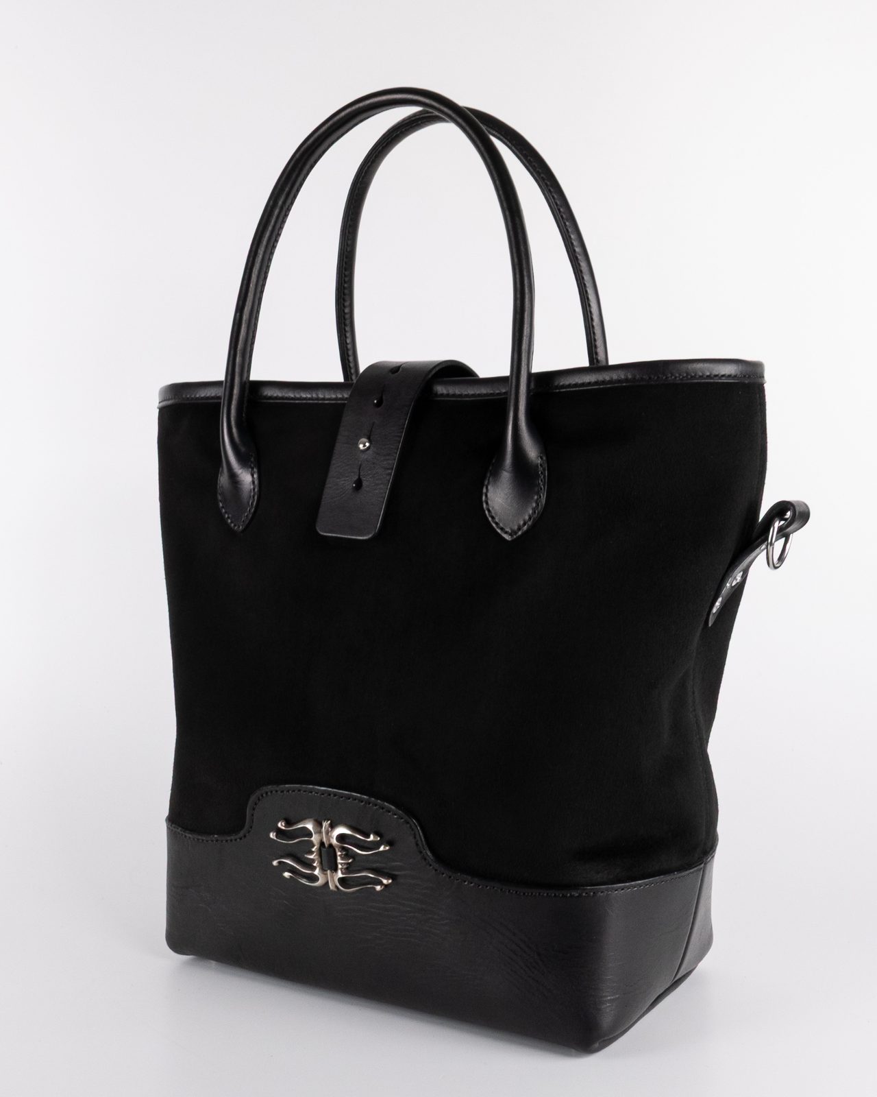 Schwarze Tote-Bag mit Silber-Flammen-Beschlag