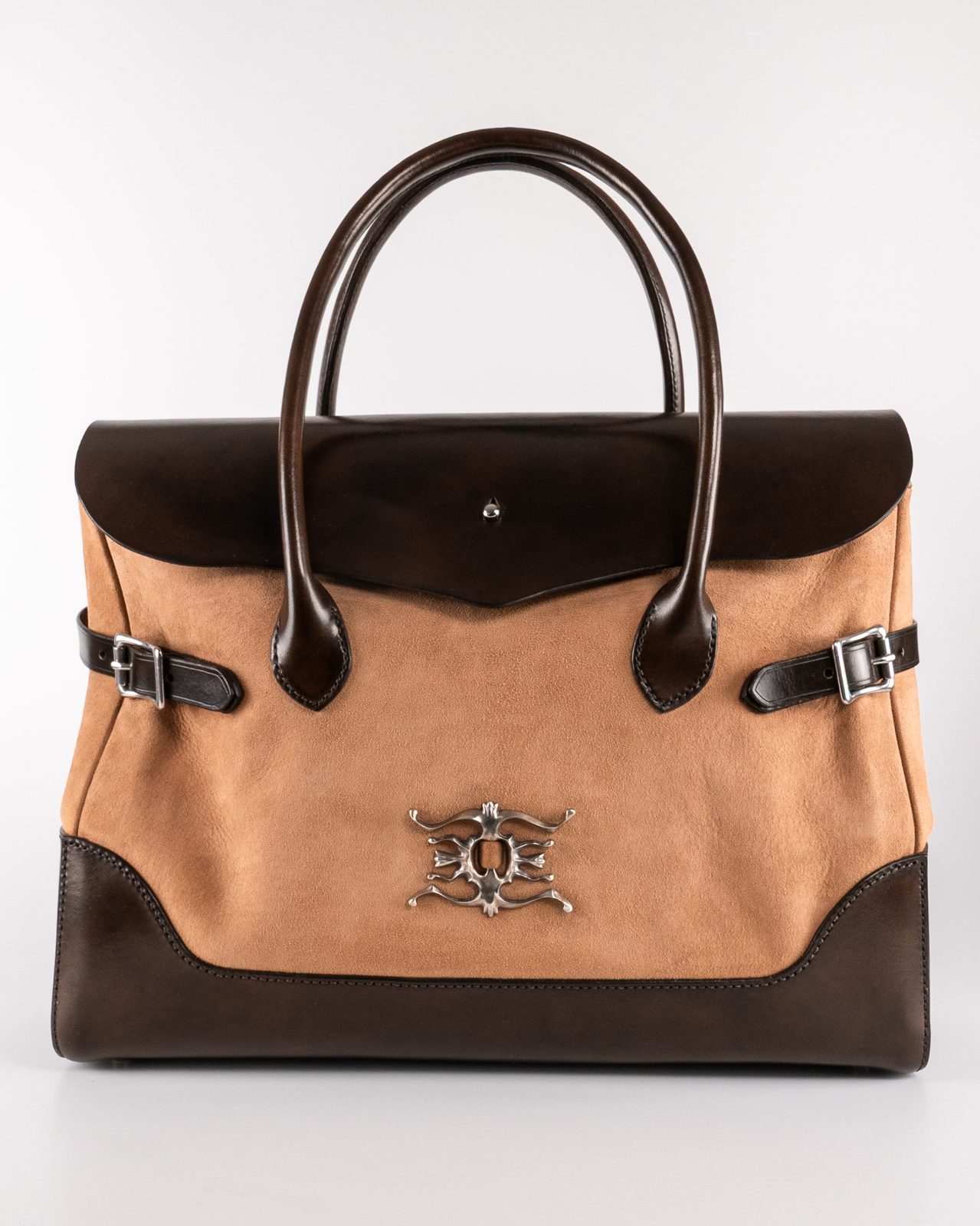 Wildleder-Handtasche mit Silberbeschlägen