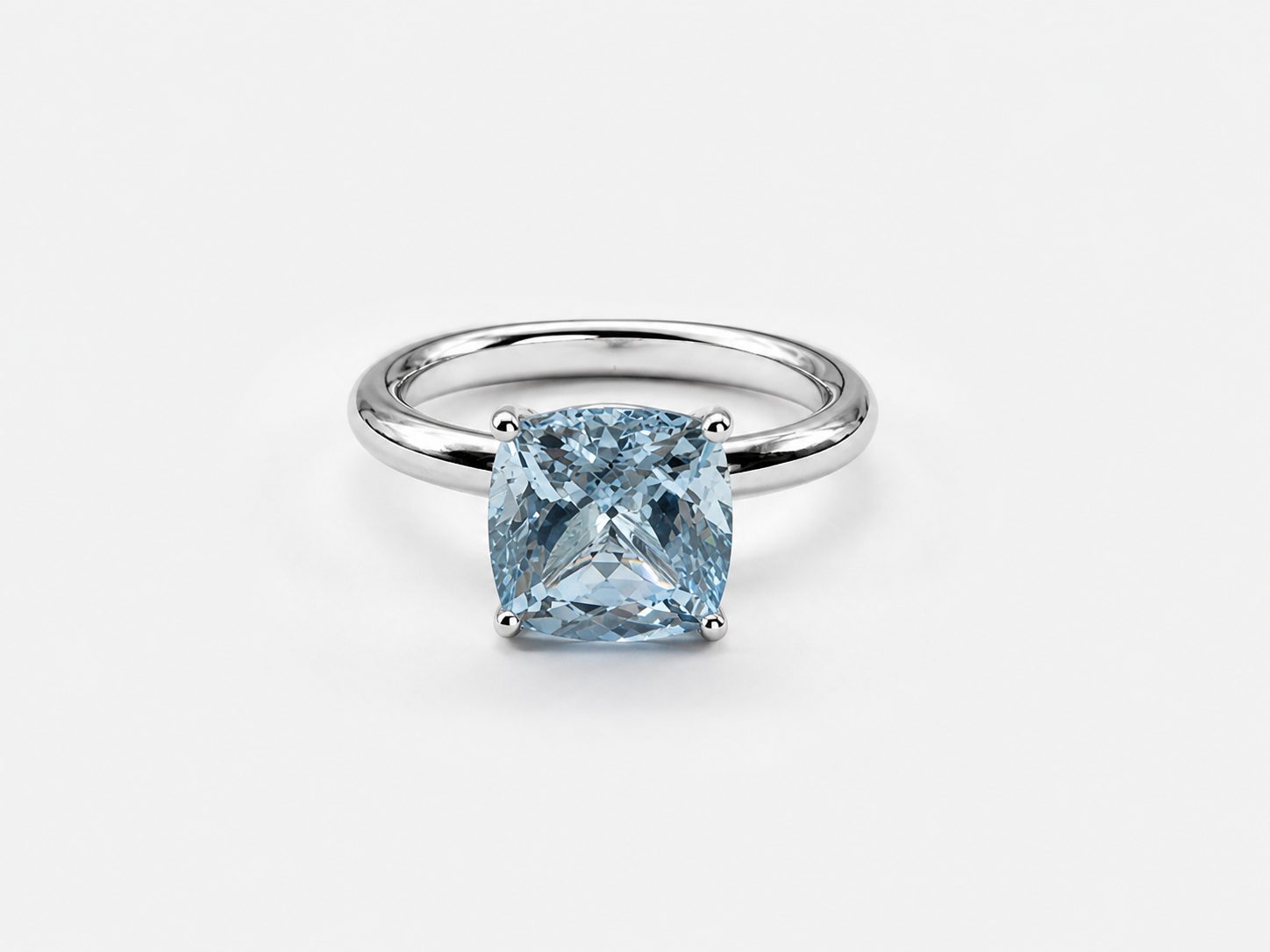 Ring mit blauem Cushion-Cut-Stein