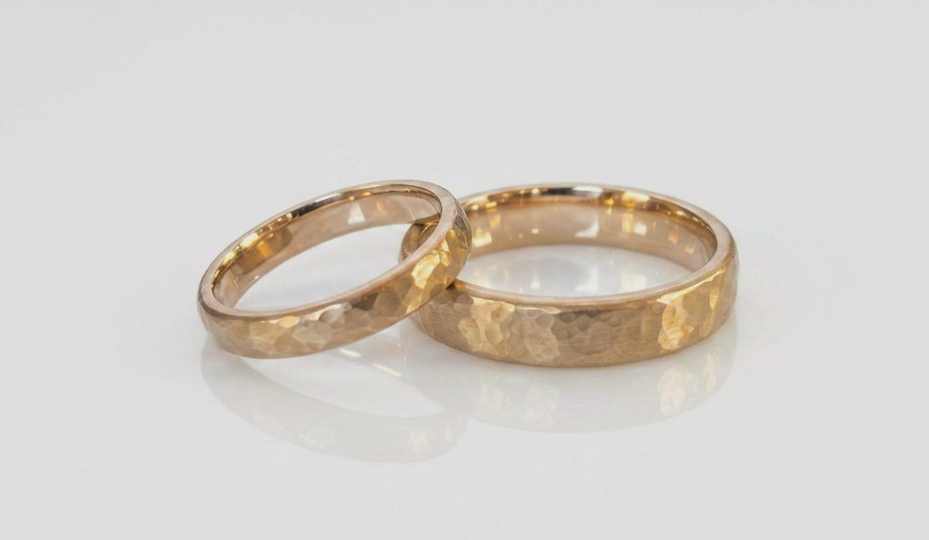 Trauringe aus Gold mit Hammerschlag-Finish